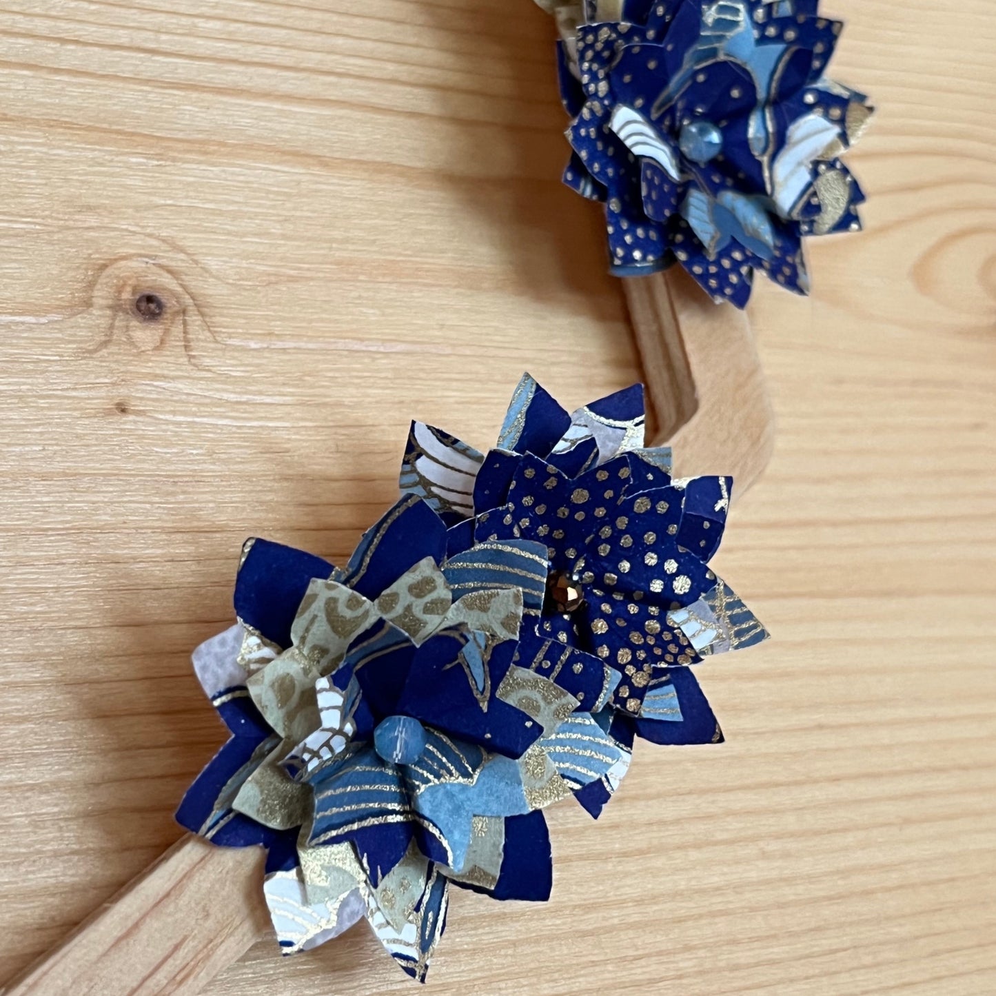 Suspension murale carpe koï & fleurs - bleu & or